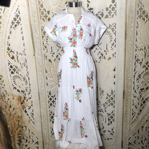J Gee Dresses & Skirts - Chic White Floral Maxi Dress